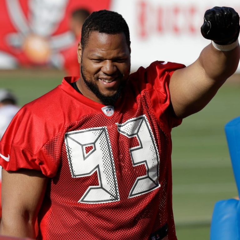 Eagles make second major addition to defensive line