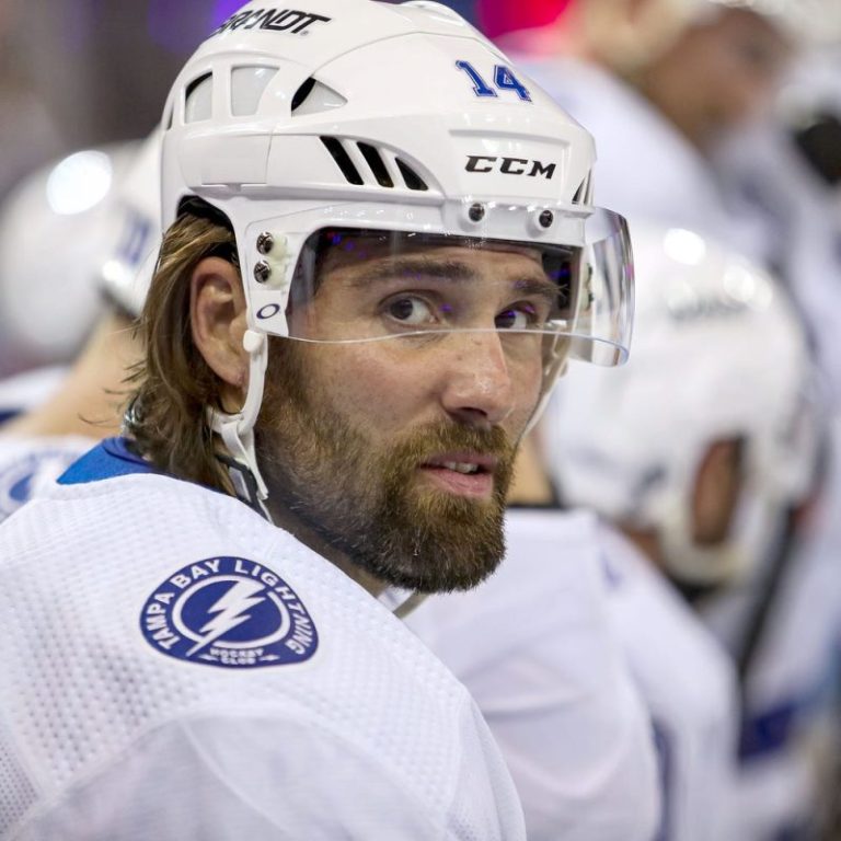 Bruins announcer makes on-air jokes about opposing player’s weight