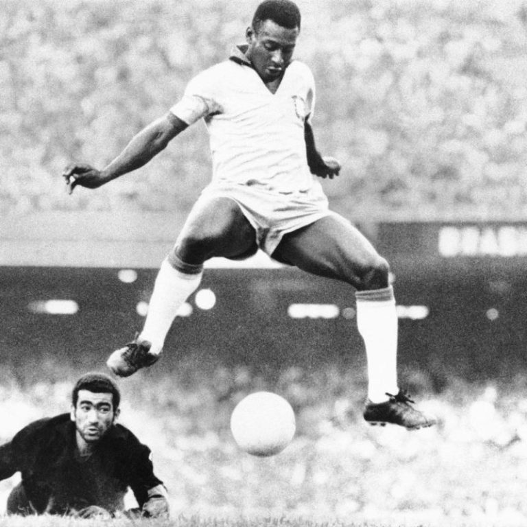 Pelé’s daughter posts emotional picture with father in hospital