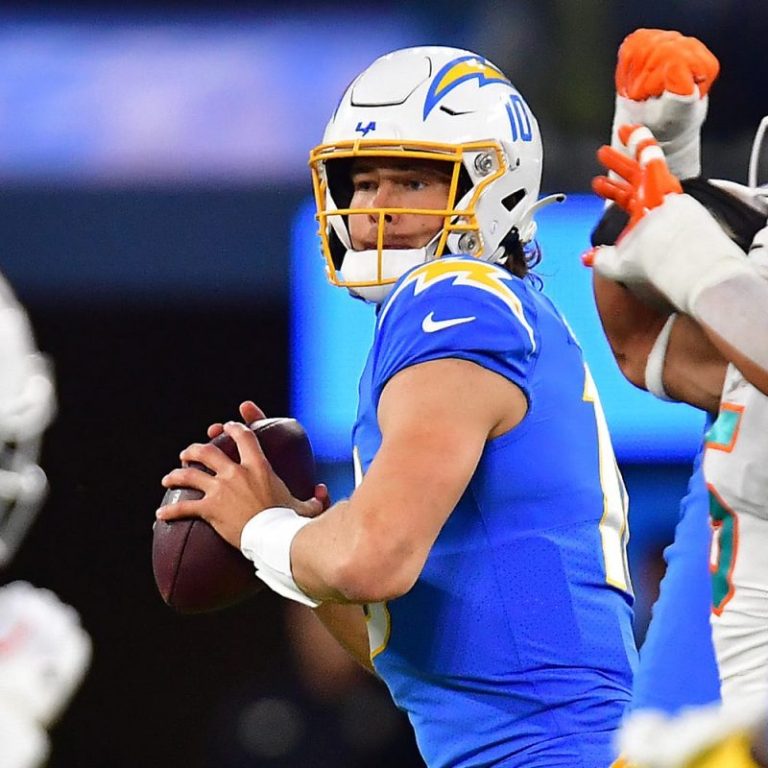 NFL playoff picture: Eagles punch ticket, Chargers in field … for now