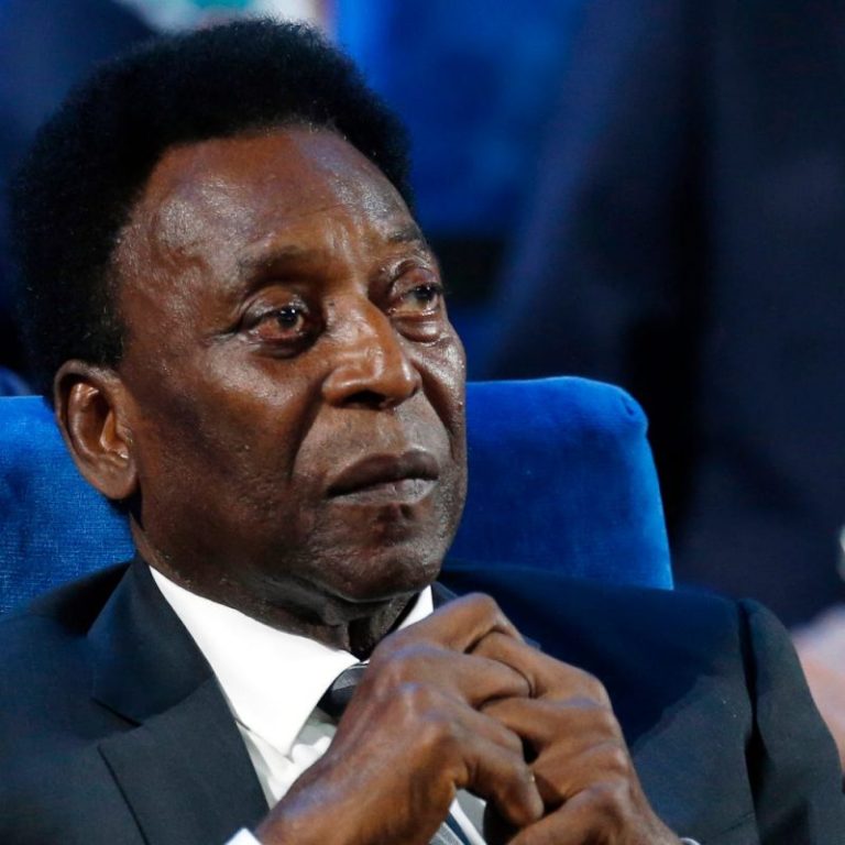 Pelé to remain hospitalized due to respiratory infection