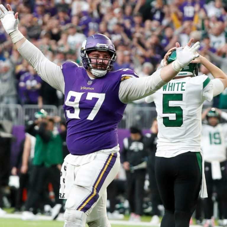 Vikings hold on to beat Jets, improve to 10-2