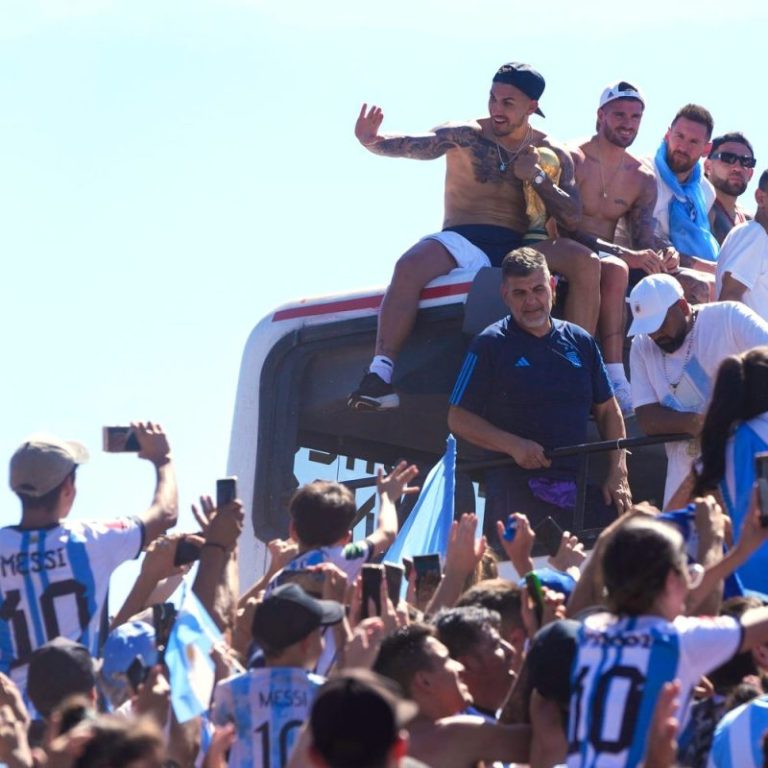 Argentina soccer team abruptly abandons World Cup victory parade