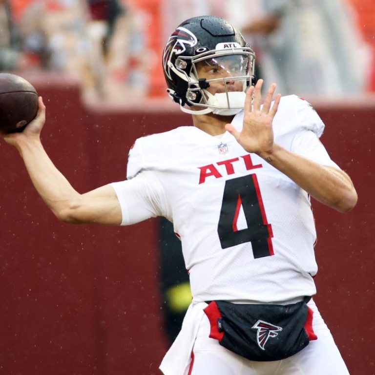 Reports: NFC South team to bench starting QB for rookie after bye