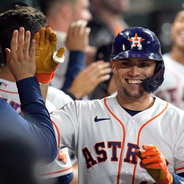 A’s reach deals with infielder/outfielders Díaz, Peterson