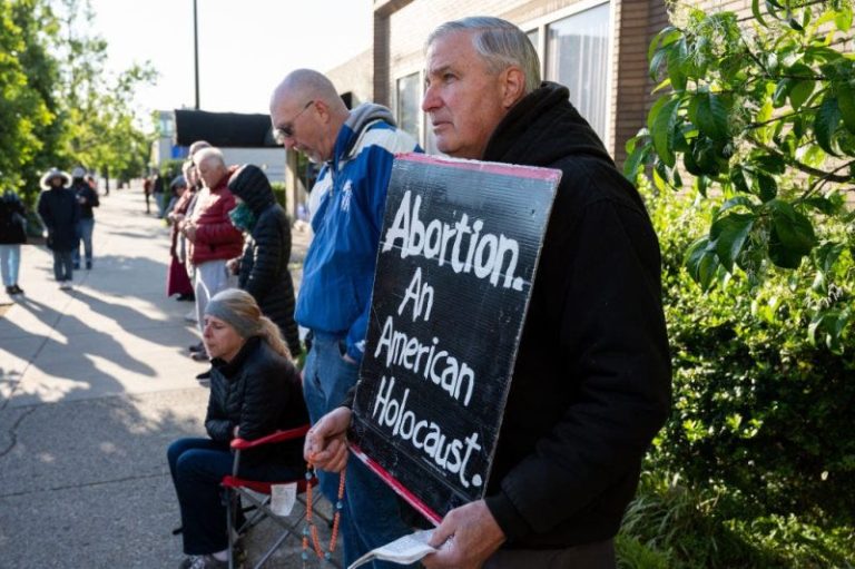 Louisville abortion clinic buffer zone infringes on First Amendment rights, appeals court finds