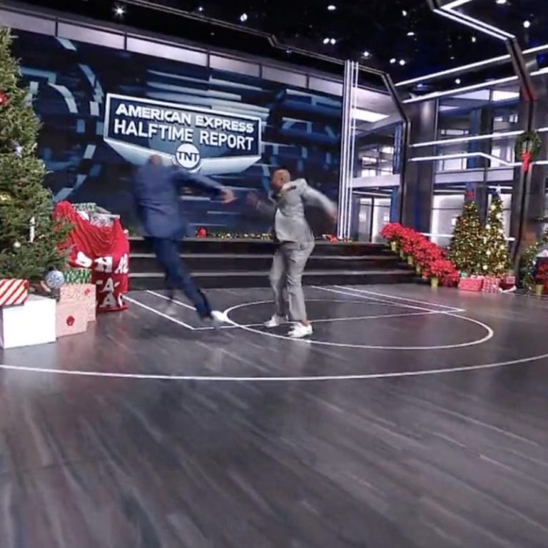TNT’s Kenny Smith knocks Shaq into Christmas tree