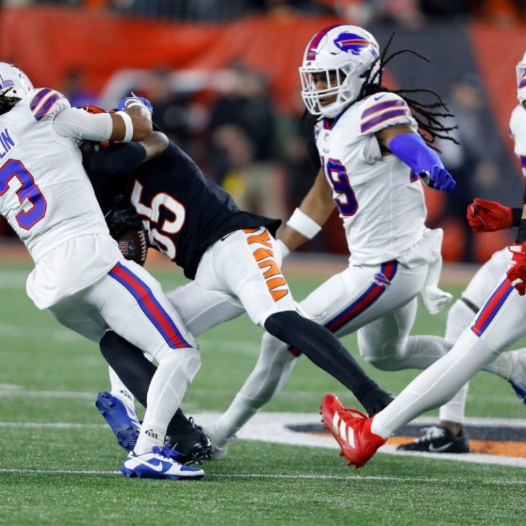 Bengals WR involved in tackle offers prayers for Damar Hamlin