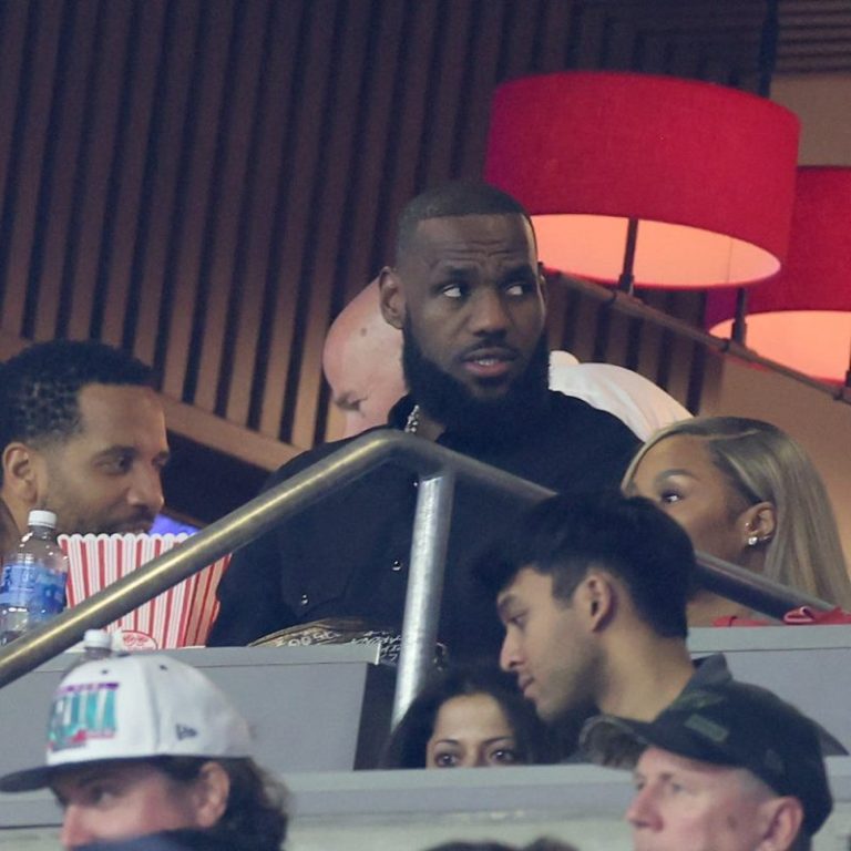 LeBron James booed at Super Bowl, so he put on an imaginary crown