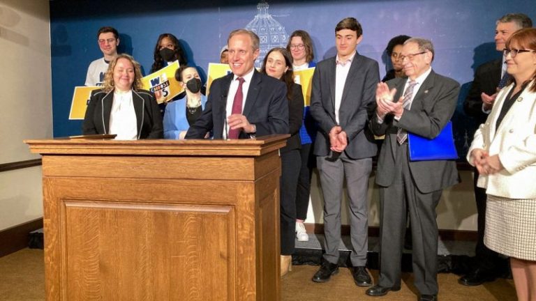 Minnesota lawmakers eye pre-registering 16, 17-year-olds to vote