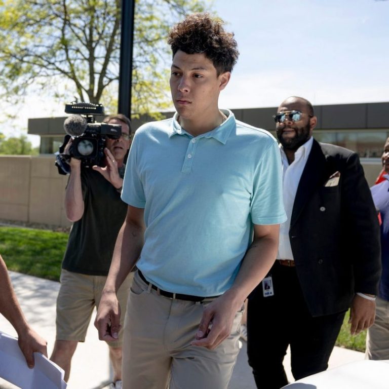 Jackson Mahomes allegedly forcibly kissed woman, pushed restaurant worker