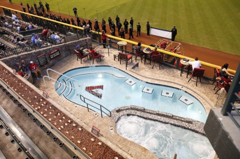 D-backs post security to prevent Rangers from jumping in the pool