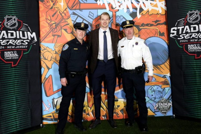 WATCH: Rangers, Islanders honor NYPD, FDNY before NHL Stadium Series game