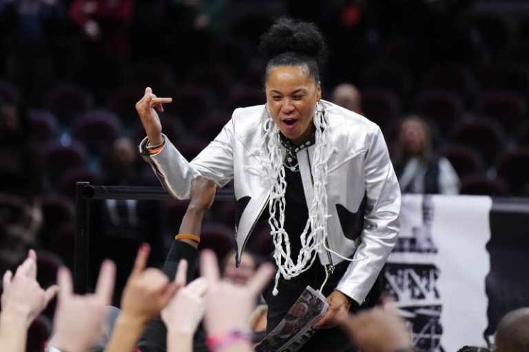 Dawn Staley thanks Caitlin Clark in emotional postgame speech