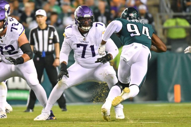 Extension makes Vikings’ left tackle NFL’s highest-paid lineman