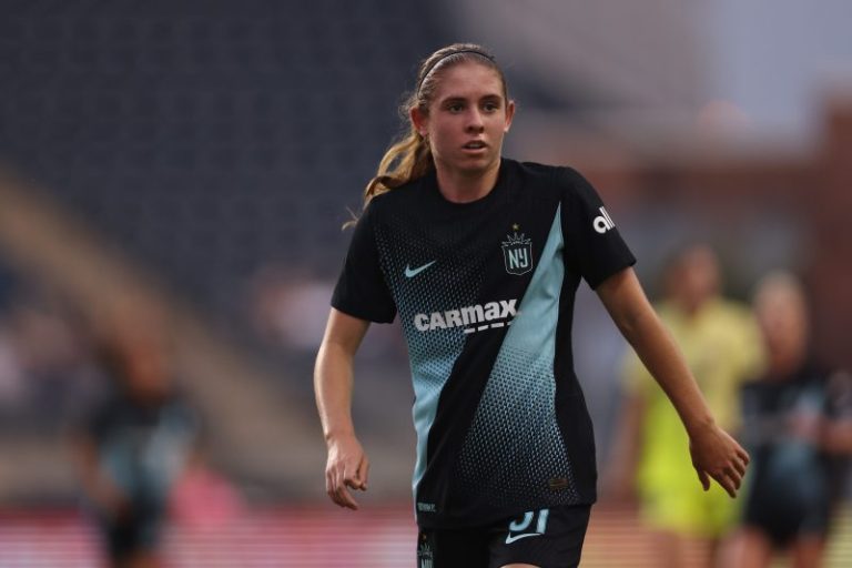 14-year-old makes pro debut for NWSL team