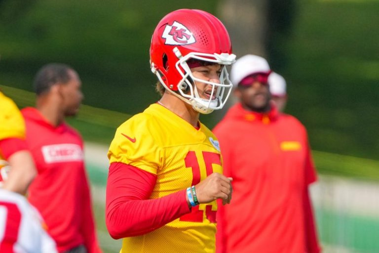 Exclusive: Patrick Mahomes opens up on his pay after QB megadeals