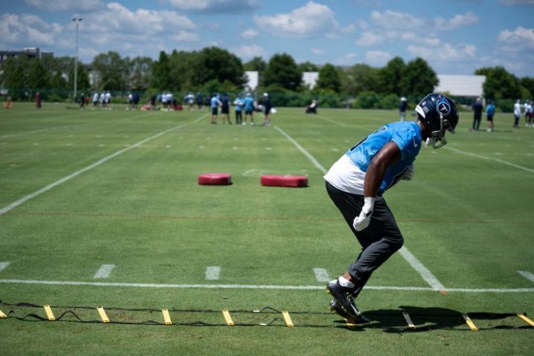 Titans WR DeAndre Hopkins out four or more weeks with knee injury