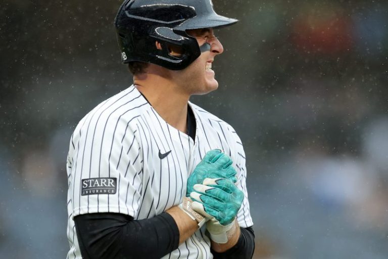 Yankees’ first baseman fractures fingers in penultimate game