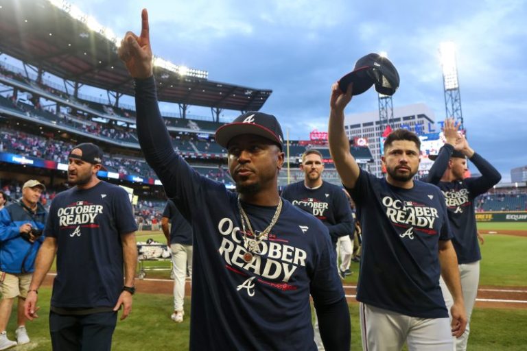 Watch: Mets and Braves celebrate postseason spots together on the field