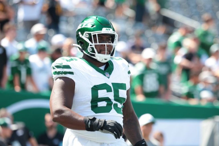 Jets OL Xavier Newman stretchered off vs. Steelers after head injury