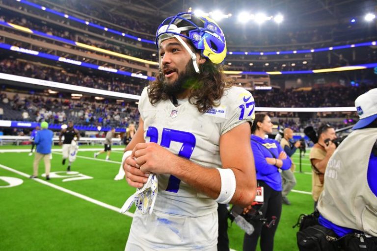 Rams star wide receiver exits practice with knee injury