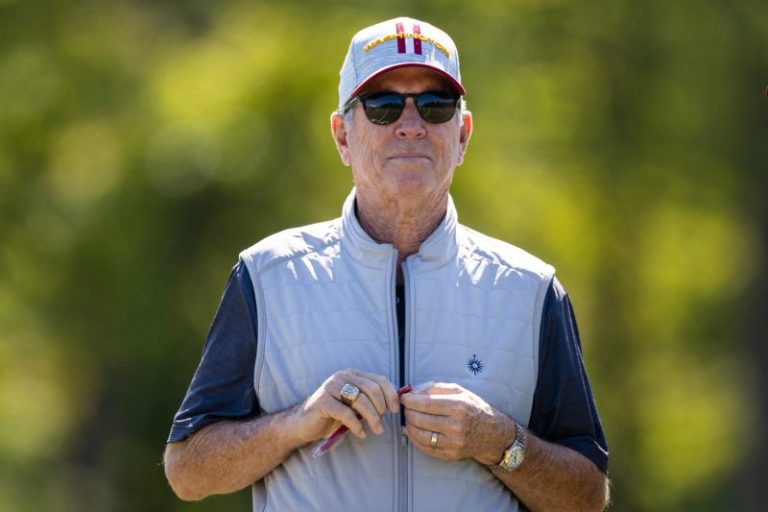 Raiders hire former head coach to help out offense