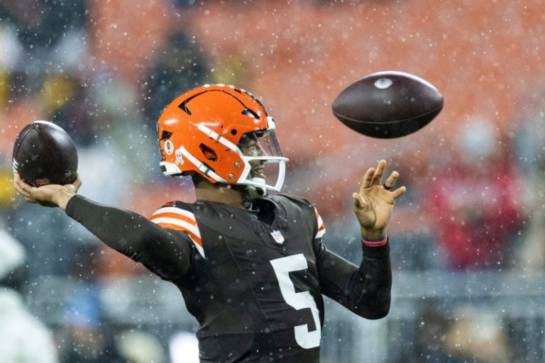 Watch: Jameis Winston delivers another dramatic pregame hype speech