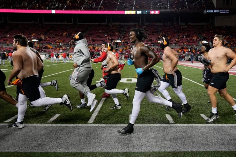 Tennessee players warm up shirtless ahead of CFP game vs Ohio State