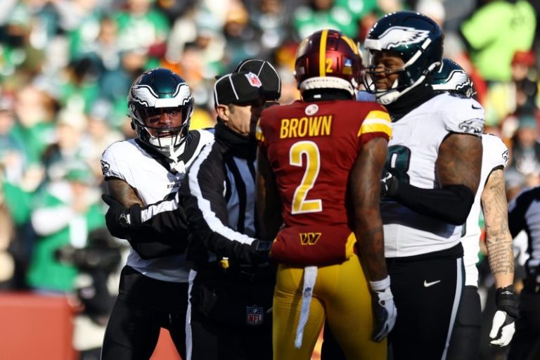 Eagles starter flips off crowd after being ejected from game