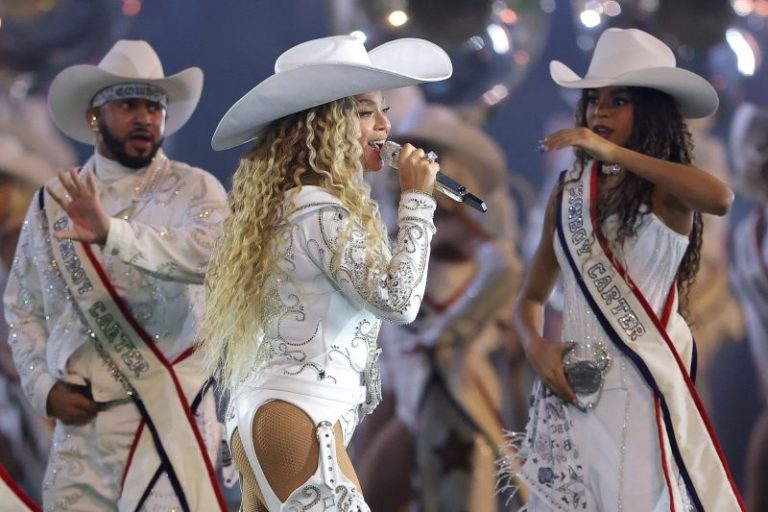 5 jaw-dropping moments from the Beyoncé Bowl halftime performance