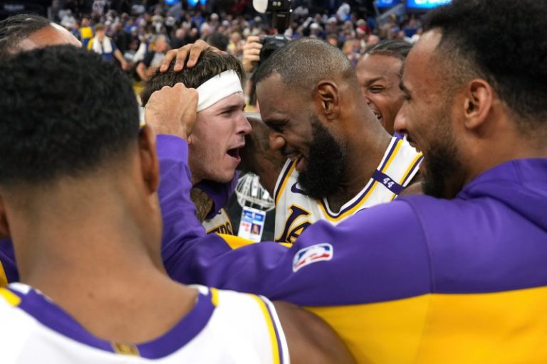 Lakers win Christmas thriller against Warriors: Highlights