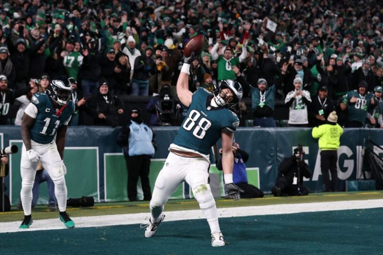 Eagles beat back ailing Packers for NFL wild-card playoff win