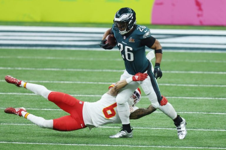 Eagles star breaks Hall of Famer’s single-season rushing record