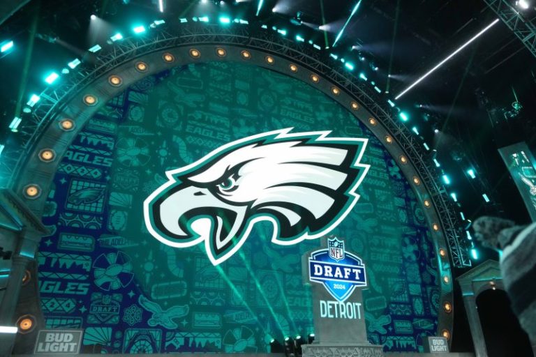 Eagles will go to White House if Trump invites them