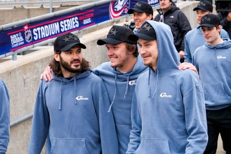 Blue Jackets top Red Wings after both teams honor late NHL player