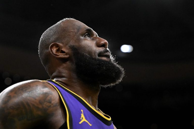 LeBron returns to L.A. during Lakers’ road trip to deal with injury