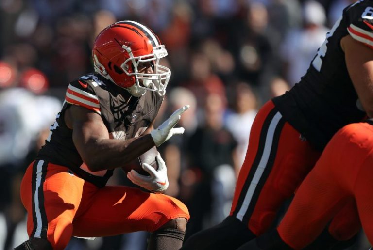 Reports: Former Browns RB Nick Chubb expected to sign with Texans