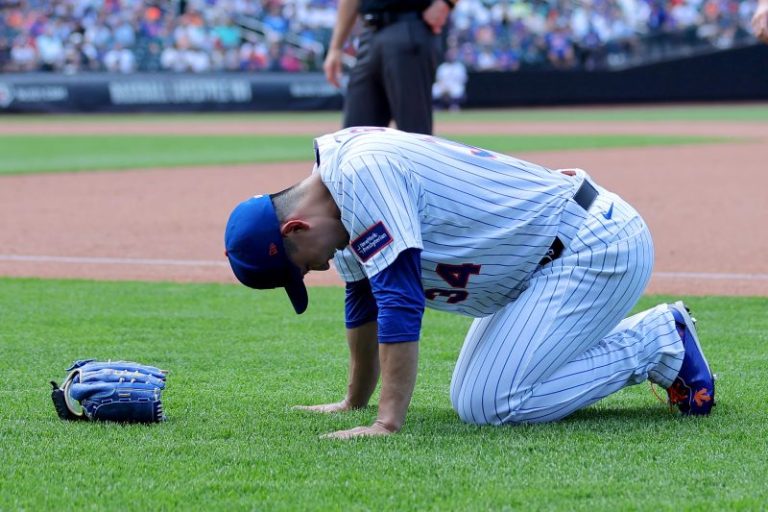 Mets lose ace to injury suffered covering first base