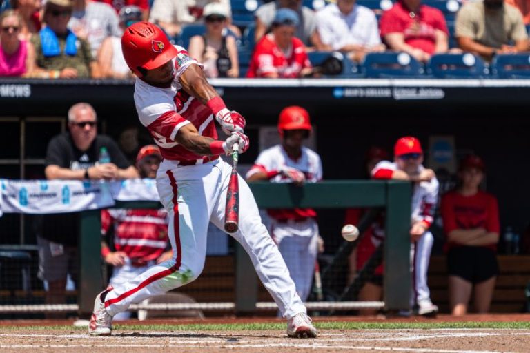Louisville rallies late, eliminates Arizona from CWS: Highlights
