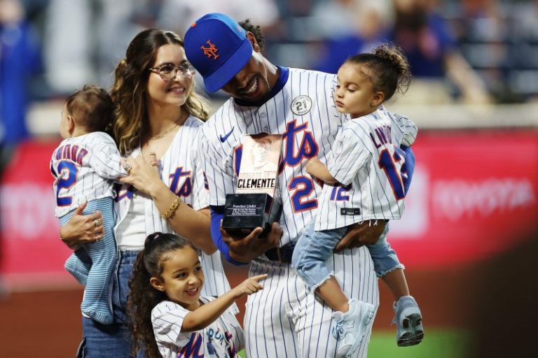 Watch: Mets star homers after wife performs national anthem
