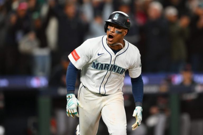 Mariners walk off Tigers in 15-inning marathon, reach ALCS