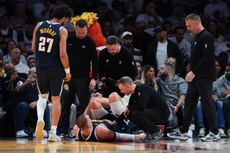 Nikola Jokic leaves game with knee injury