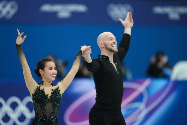 Olympics figure skating live updates: Pairs on the ice