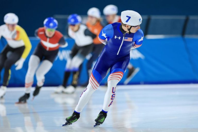 Jordan Stolz left to fend for himself in mass start, misses podium